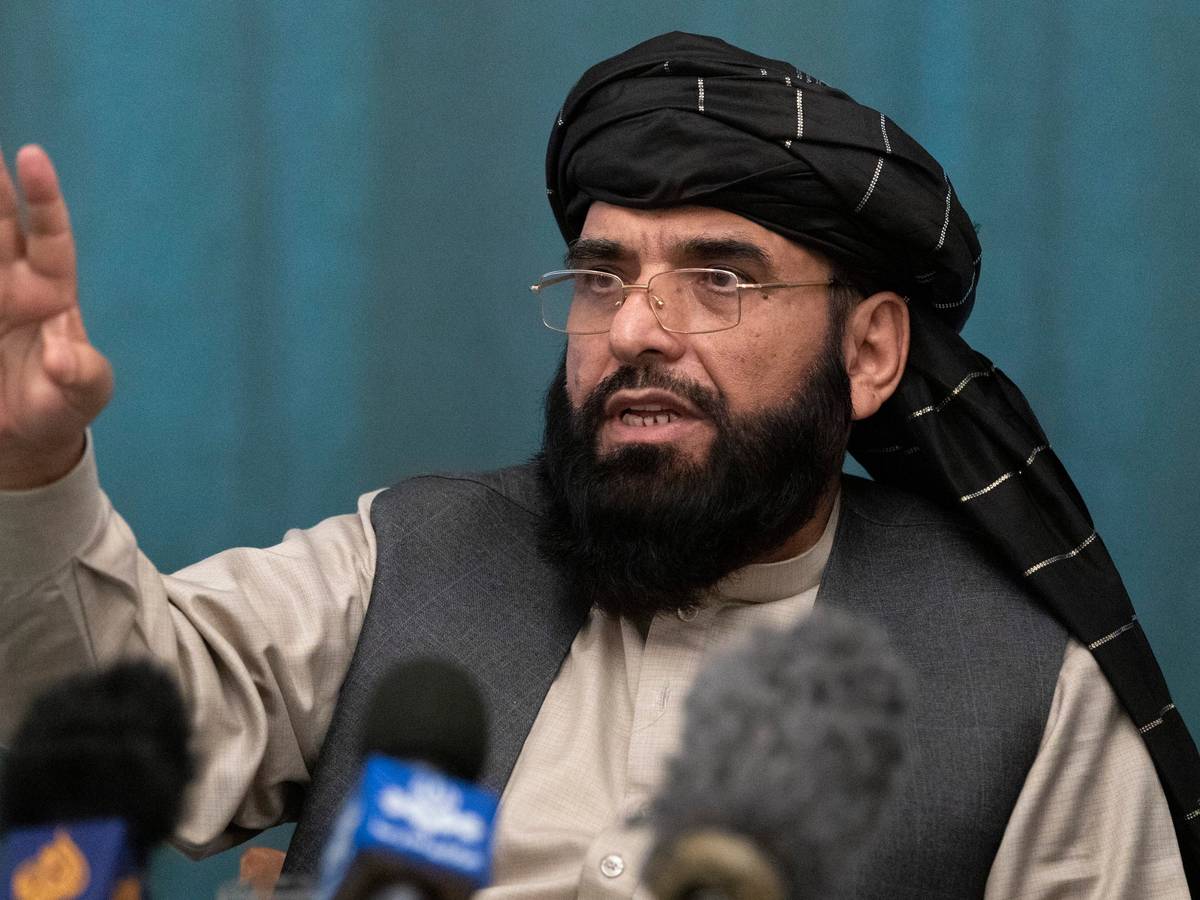 Taliban-Sprecher Suhail Shaheen am 19. März 2021 bei einer Pressekonferenz in Moskau. Jetzt droht er den USA und den Verbündeten mit „Konsequenzen“.