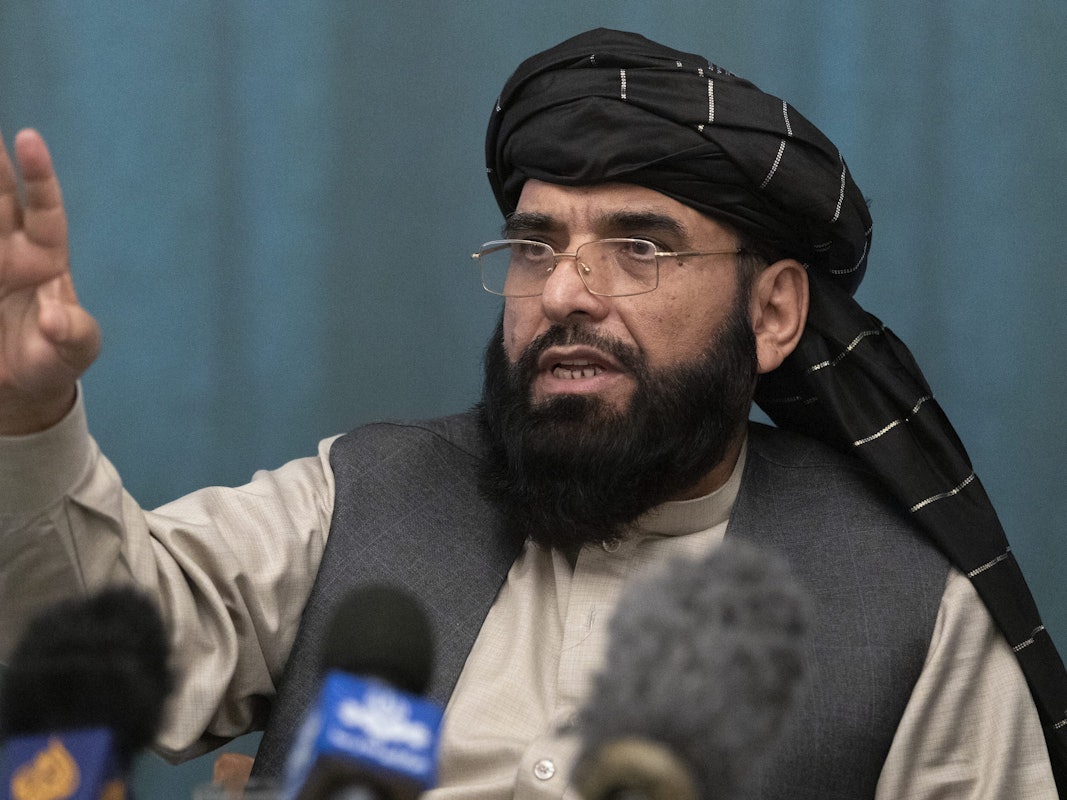 Taliban-Sprecher Suhail Shaheen am 19. März 2021 bei einer Pressekonferenz in Moskau. Jetzt droht er den USA und den Verbündeten mit „Konsequenzen“.