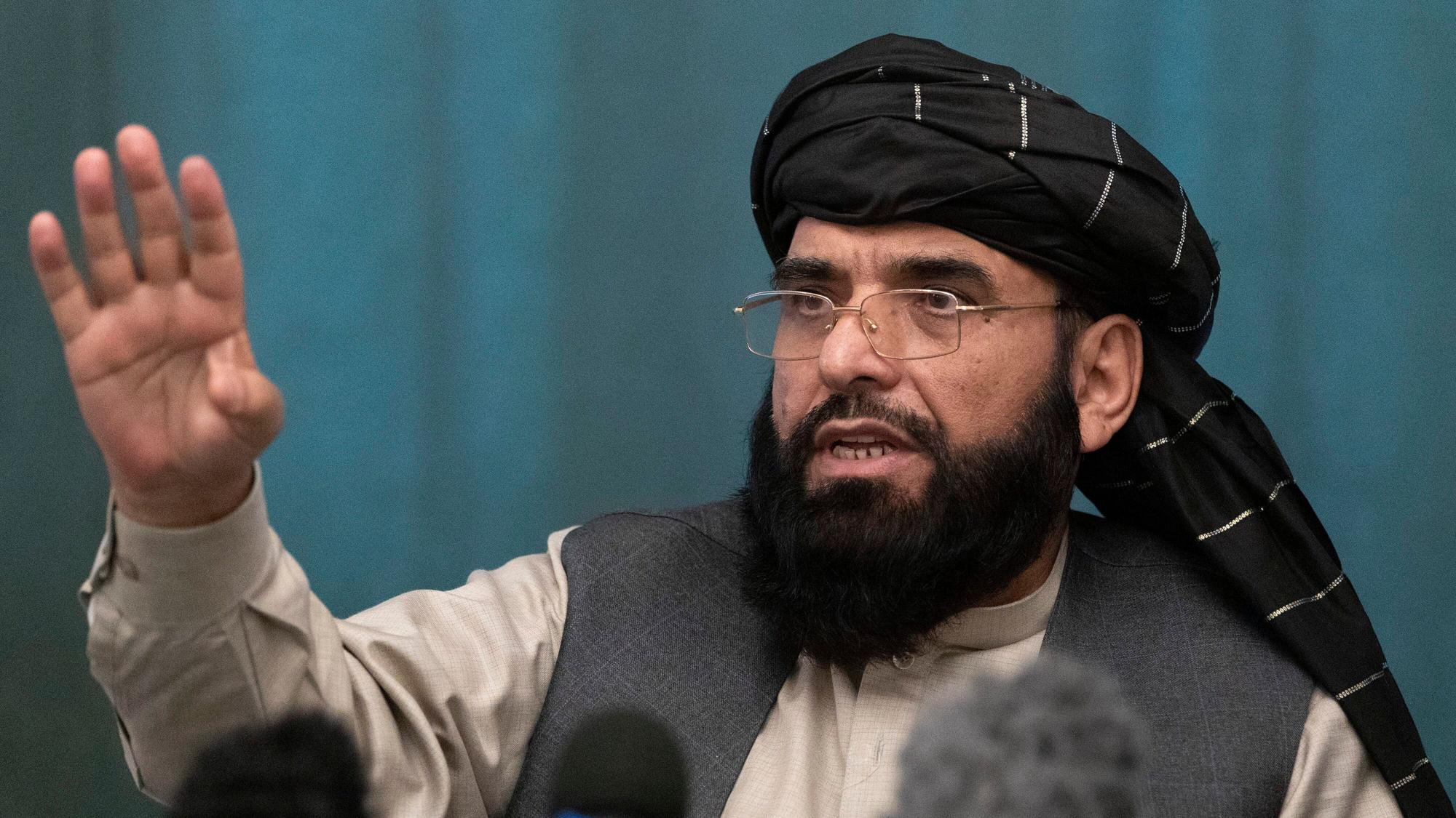 Taliban-Sprecher Suhail Shaheen am 19. März 2021 bei einer Pressekonferenz in Moskau. Jetzt droht er den USA und den Verbündeten mit „Konsequenzen“.