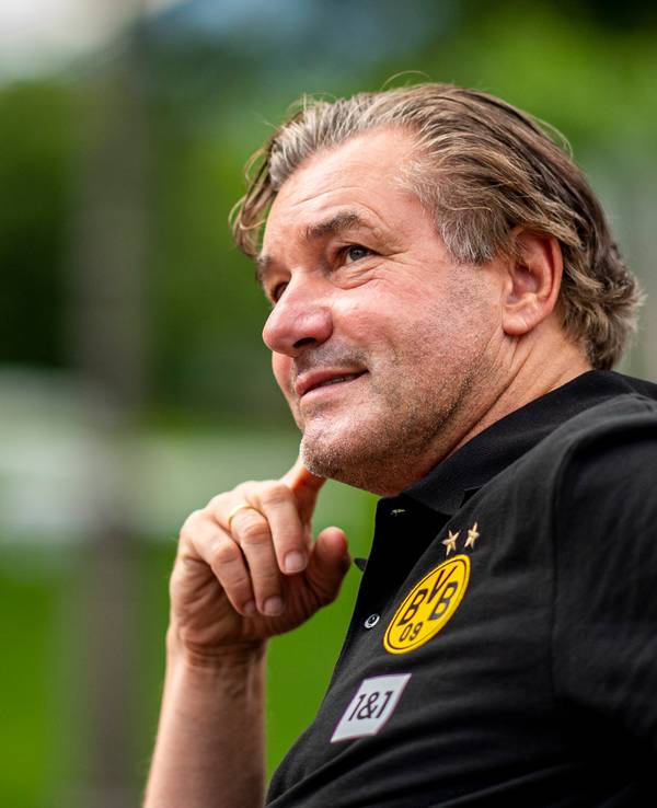 Michael Zorc blickt während eines Interviews in die Luft