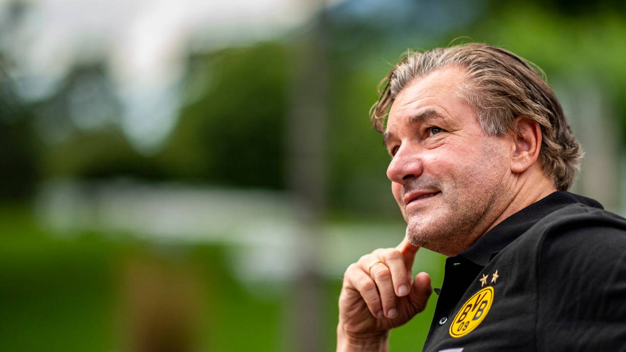 Michael Zorc blickt während eines Interviews in die Luft