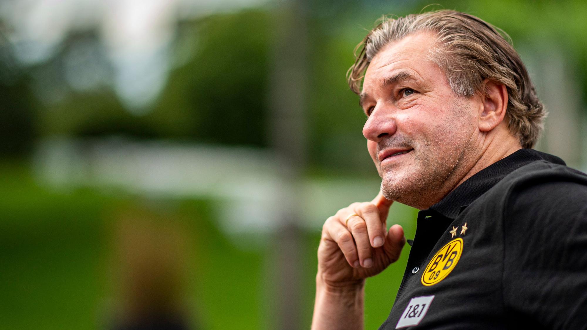 Michael Zorc blickt während eines Interviews in die Luft