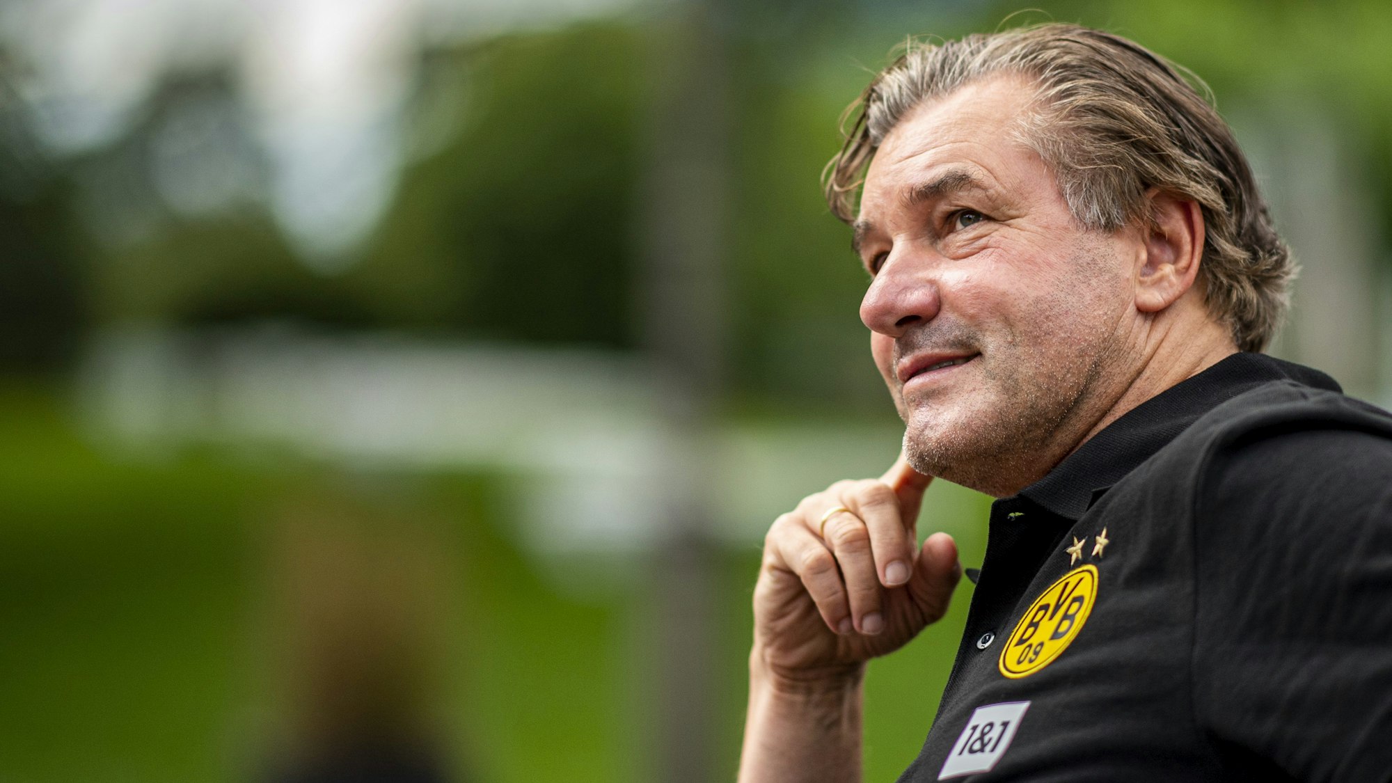 Michael Zorc blickt während eines Interviews in die Luft