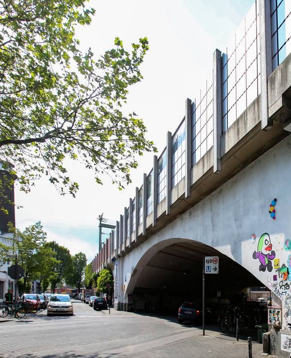 Bahnunterführung in Ehrenfeld auf der Venloer Str. mit Wappen von Ehrenfeld und Heliosturm.