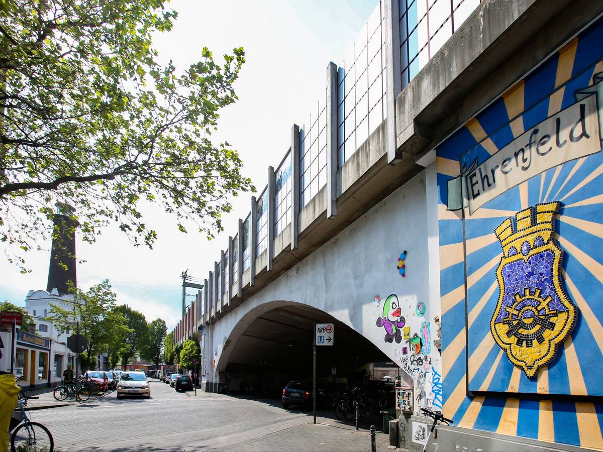 Bahnunterführung in Ehrenfeld auf der Venloer Str. mit Wappen von Ehrenfeld und Heliosturm.