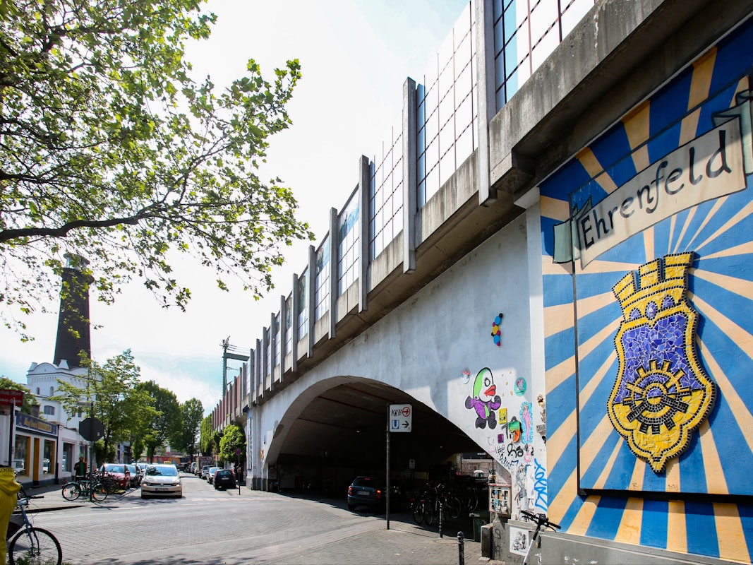 Bahnunterführung in Ehrenfeld auf der Venloer Str. mit Wappen von Ehrenfeld und Heliosturm.