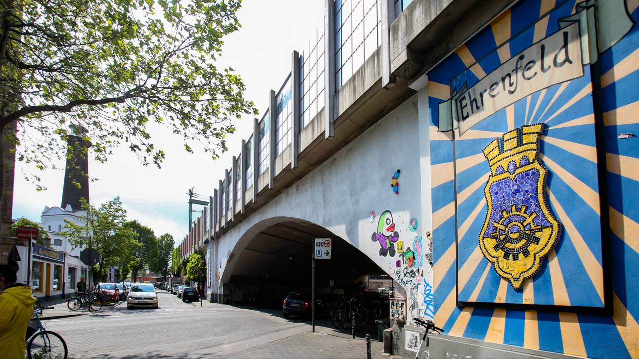 Bahnunterführung in Ehrenfeld auf der Venloer Str. mit Wappen von Ehrenfeld und Heliosturm.