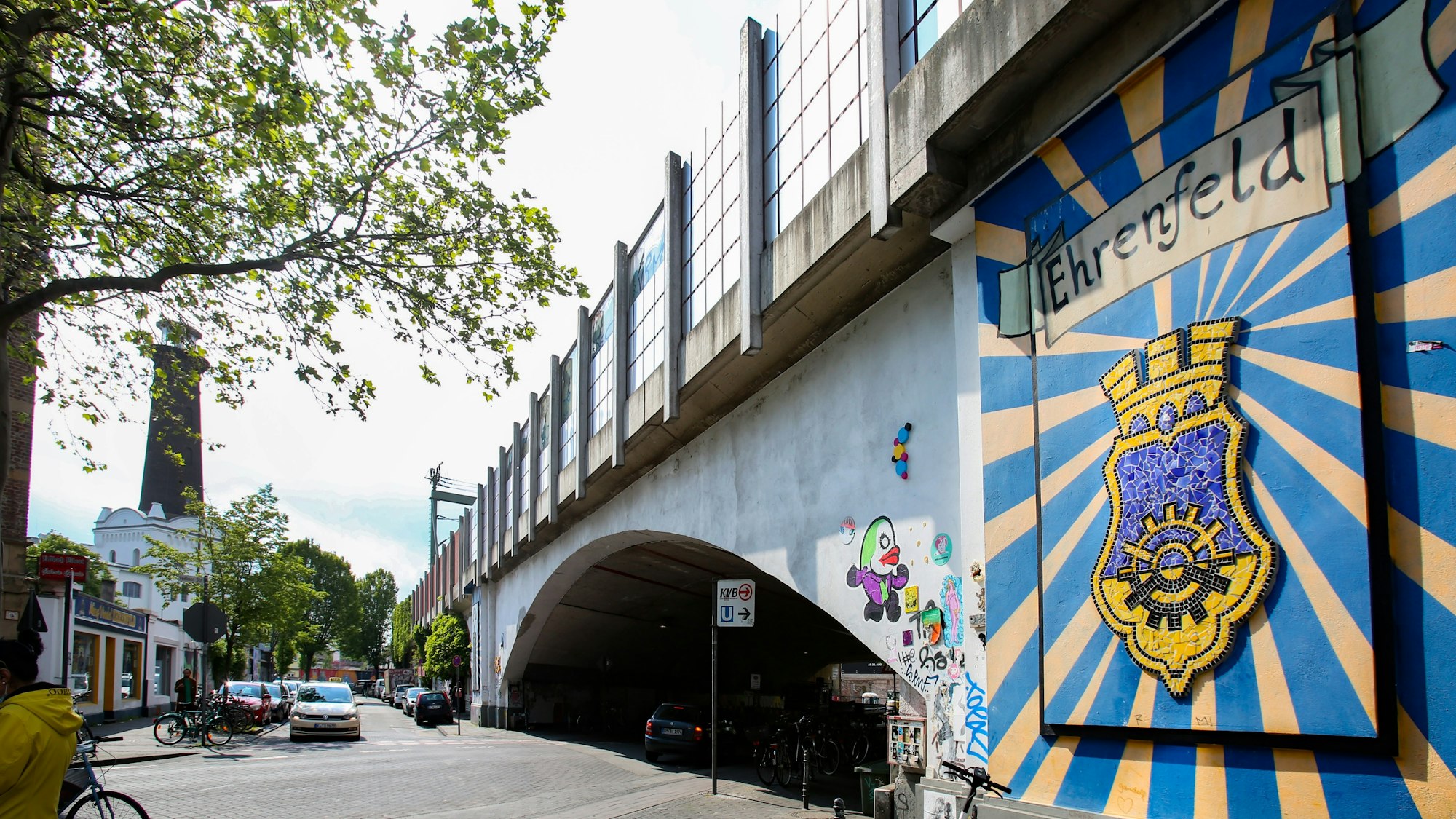 Bahnunterführung in Ehrenfeld auf der Venloer Str. mit Wappen von Ehrenfeld und Heliosturm.