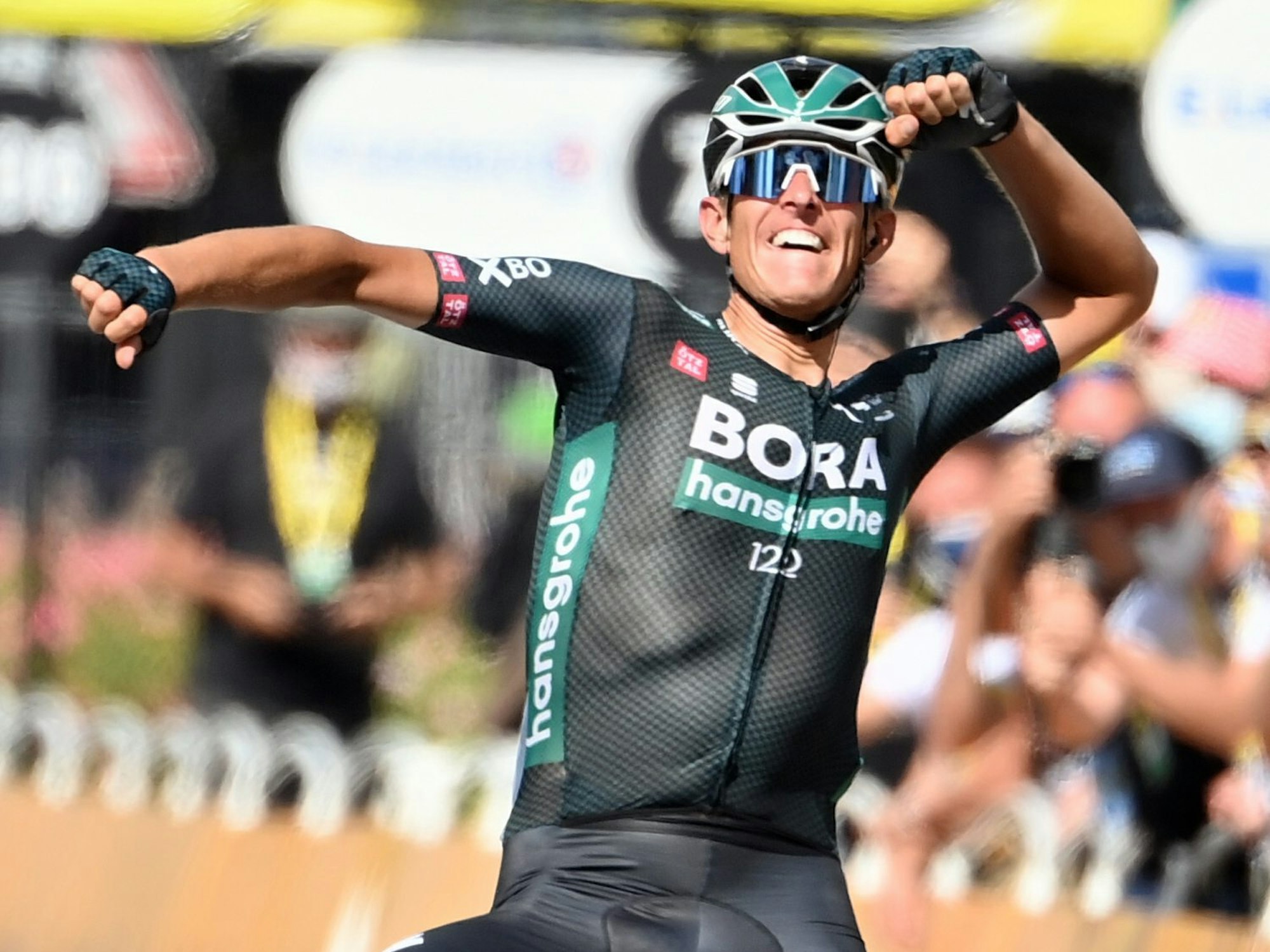 12. Etappe: Etappensieger Nils Politt aus Deutschland von Team Bora-Hansgrohe jubelt, als er die Ziellinie überquert.