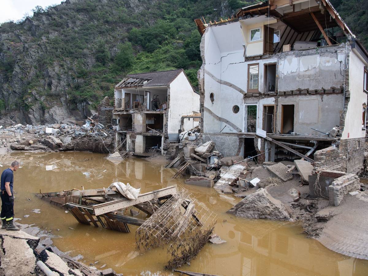 Ein Feuerwehrmann steht im Dorf Mayschoß vor einem völlig zerstörten Haus. Der Klimawandel erhöht laut einer Studie die Wahrscheinlichkeit extremer Regenfälle und damit von Hochwasserkatastrophen, wie sie im Juli in Rheinland-Pfalz und Nordrhein-Westfalen vielen Menschen das Leben gekostet hat.