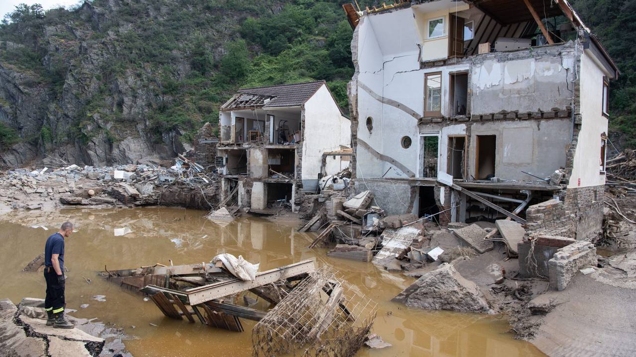 Ein Feuerwehrmann steht im Dorf Mayschoß vor einem völlig zerstörten Haus. Der Klimawandel erhöht laut einer Studie die Wahrscheinlichkeit extremer Regenfälle und damit von Hochwasserkatastrophen, wie sie im Juli in Rheinland-Pfalz und Nordrhein-Westfalen vielen Menschen das Leben gekostet hat.
