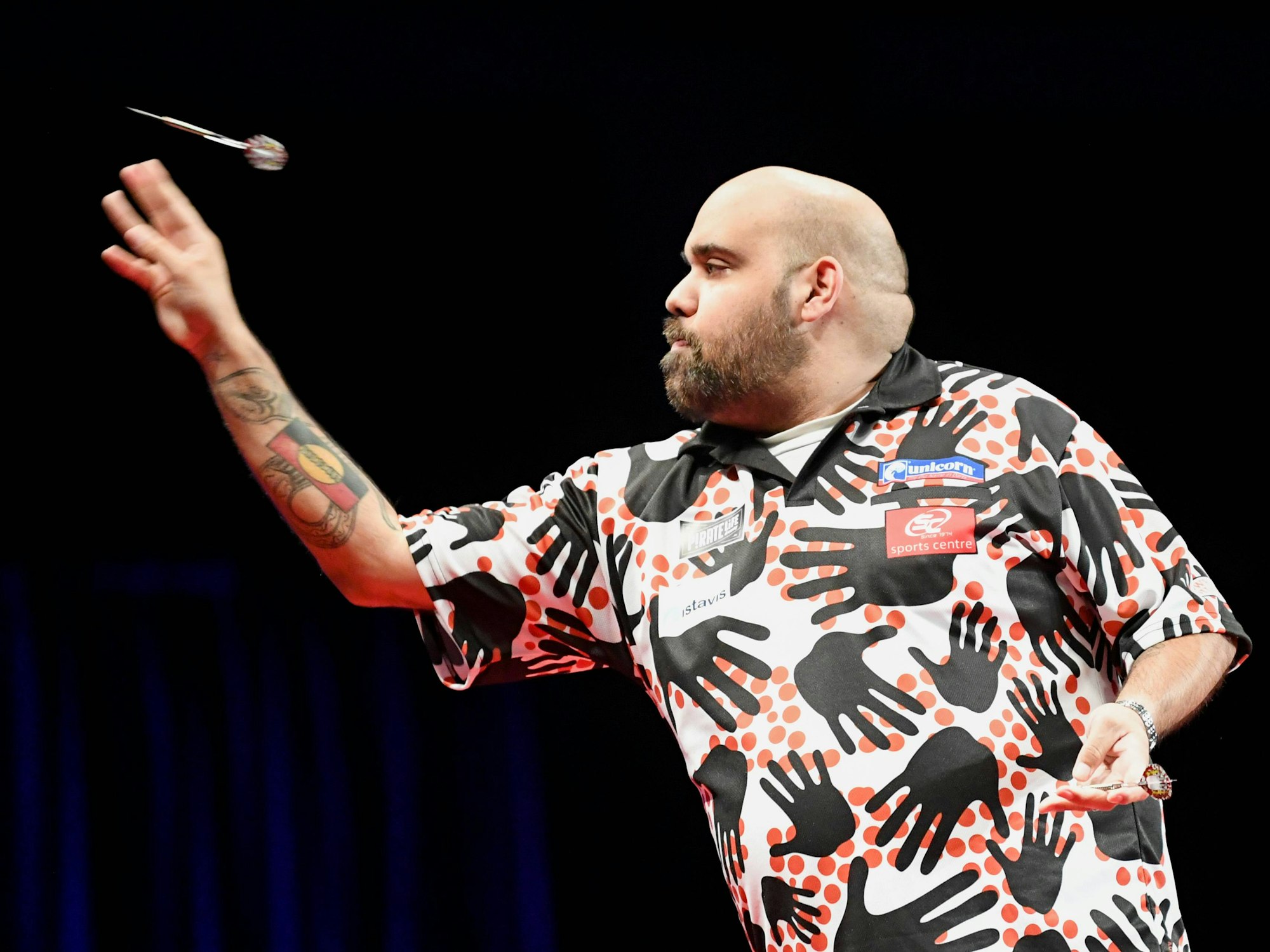 Der australische Dartsprofi Kyle Anderson wirft im August 2019 im Hisense Park in Melbourne einen Pfeil.