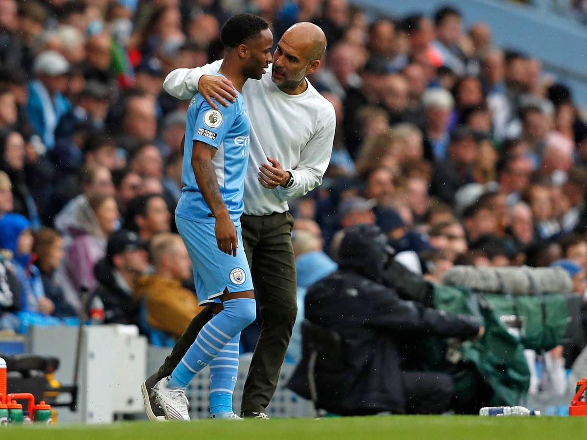 Pep Guardiola von Manchester City gibt Raheem Sterling Anweisungen