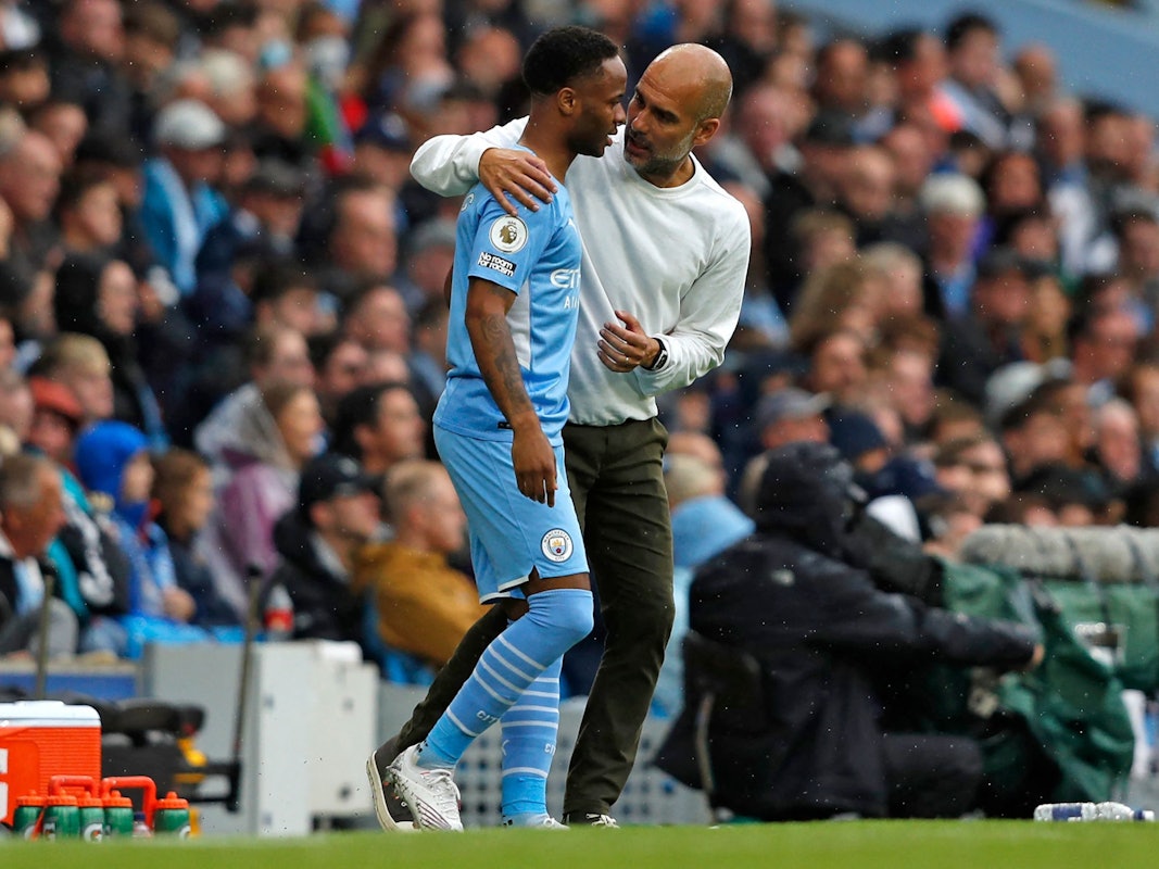 Pep Guardiola von Manchester City gibt Raheem Sterling Anweisungen