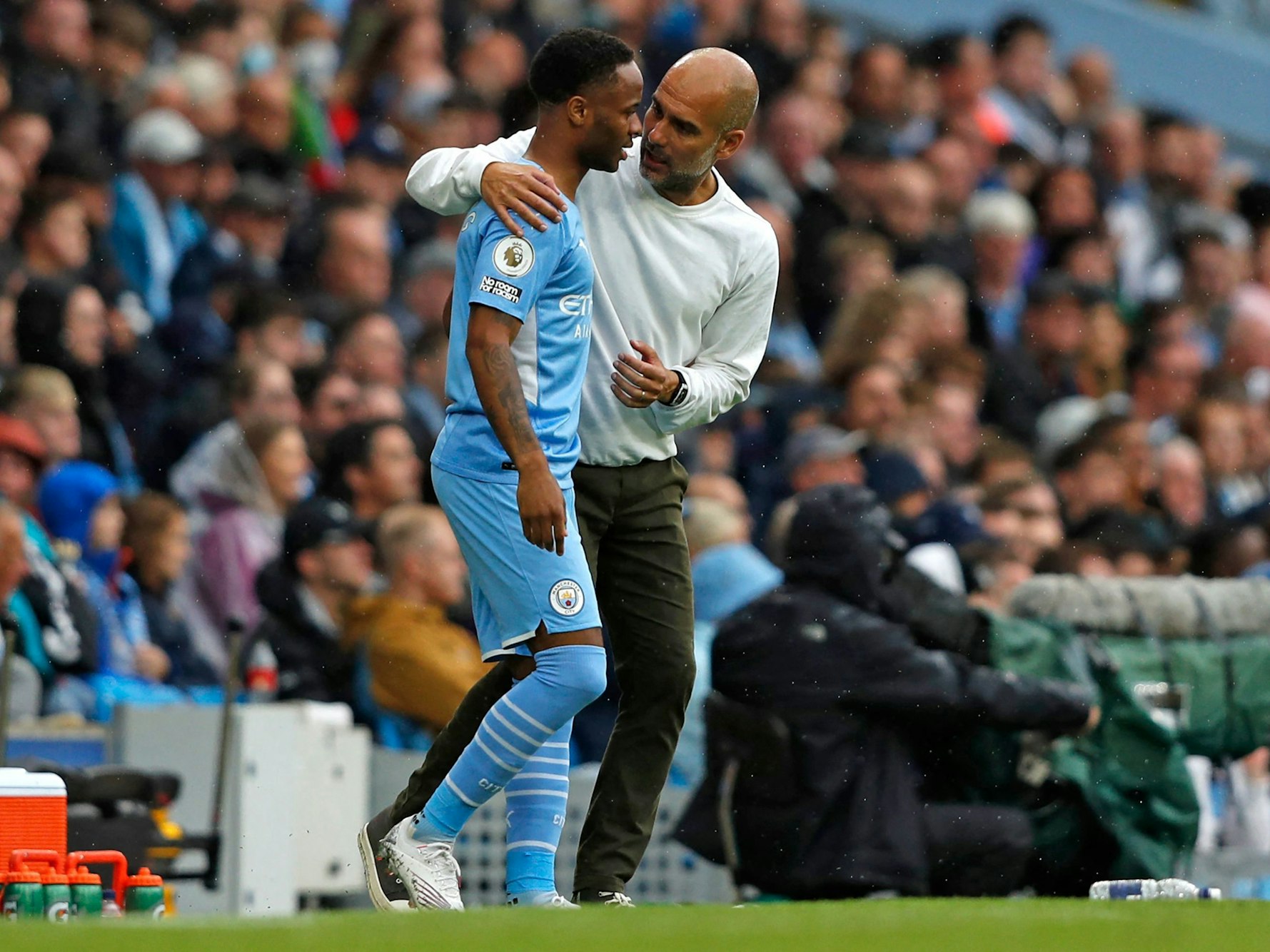 Pep Guardiola von Manchester City gibt Raheem Sterling Anweisungen