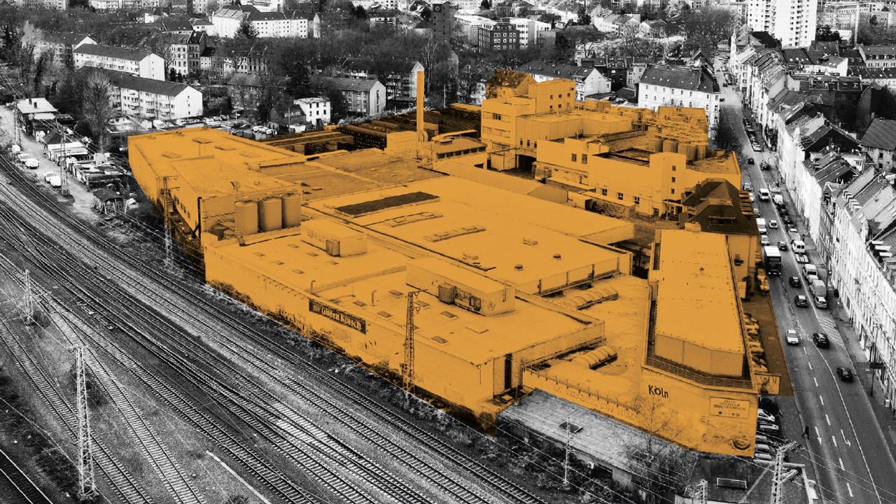 Eine Kennzeichnung des Geländes des Hauses Kölscher Brautradition in Köln-Mülheim.