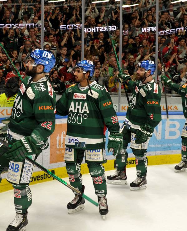 Augsburger Panther gegen Düsseldorfer EG im Curt-Frenzel-Stadion. Augsburgs (l-r) Scott Valentine, Sahir Gill, Henry Haase und Hans Detsch feiern mit den Fans den Halbfinaleinzug.