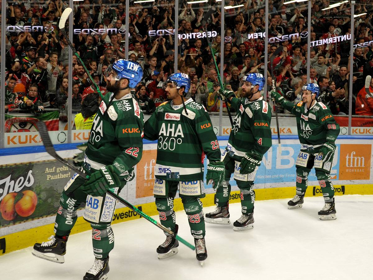 Augsburger Panther gegen Düsseldorfer EG im Curt-Frenzel-Stadion. Augsburgs (l-r) Scott Valentine, Sahir Gill, Henry Haase und Hans Detsch feiern mit den Fans den Halbfinaleinzug.