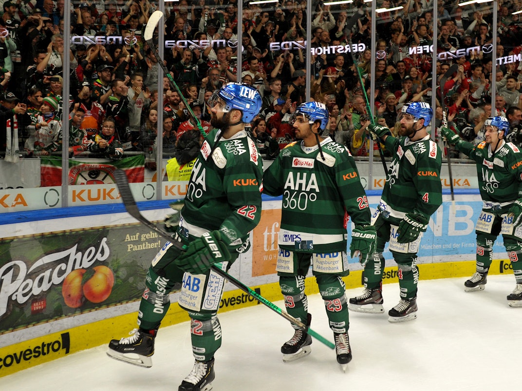 Augsburger Panther gegen Düsseldorfer EG im Curt-Frenzel-Stadion. Augsburgs (l-r) Scott Valentine, Sahir Gill, Henry Haase und Hans Detsch feiern mit den Fans den Halbfinaleinzug.