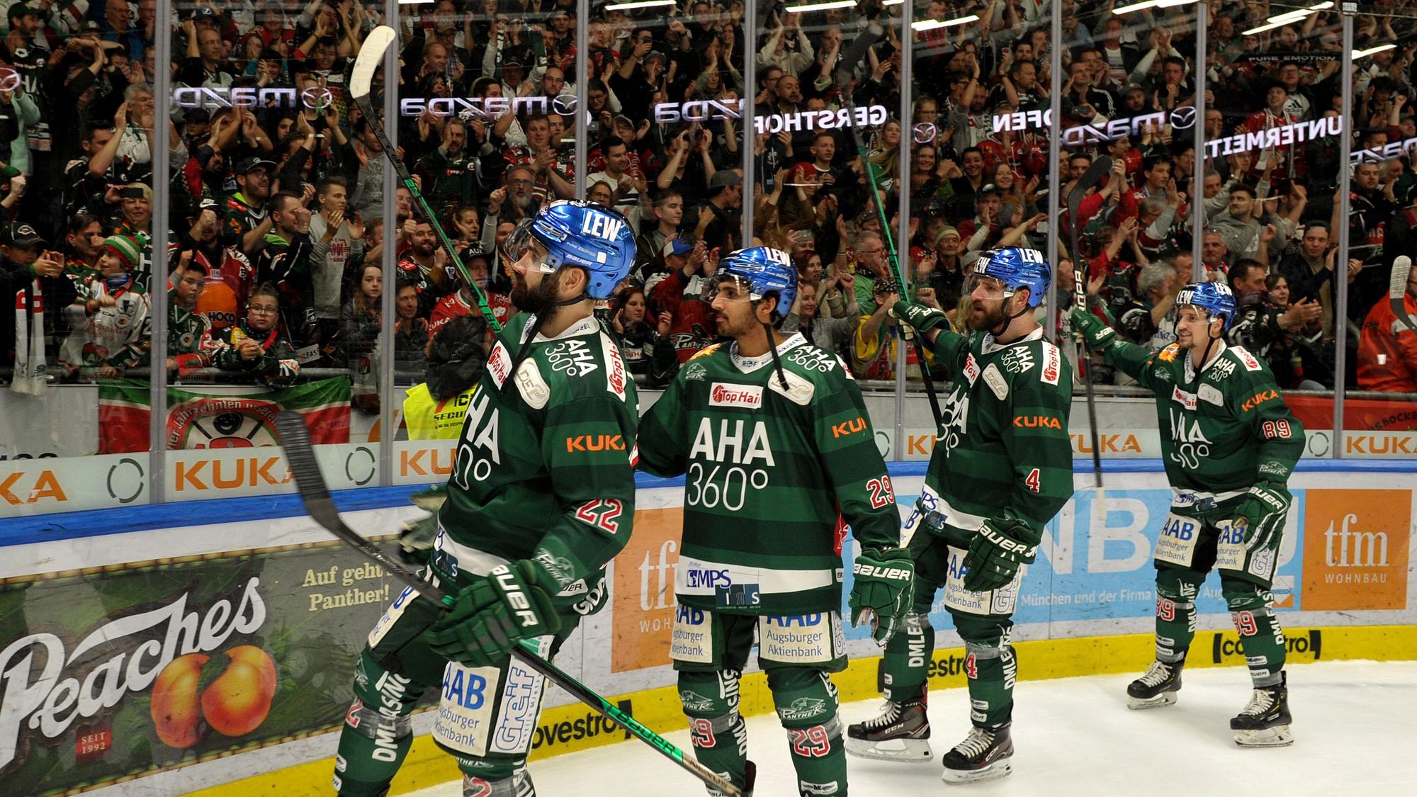Augsburger Panther gegen Düsseldorfer EG im Curt-Frenzel-Stadion. Augsburgs (l-r) Scott Valentine, Sahir Gill, Henry Haase und Hans Detsch feiern mit den Fans den Halbfinaleinzug.