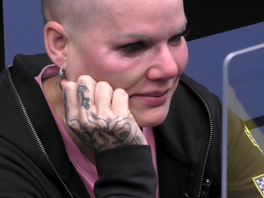 Melanie Müller trifft ihren Ehemann Mike im Aktionsraum der Raumstation.