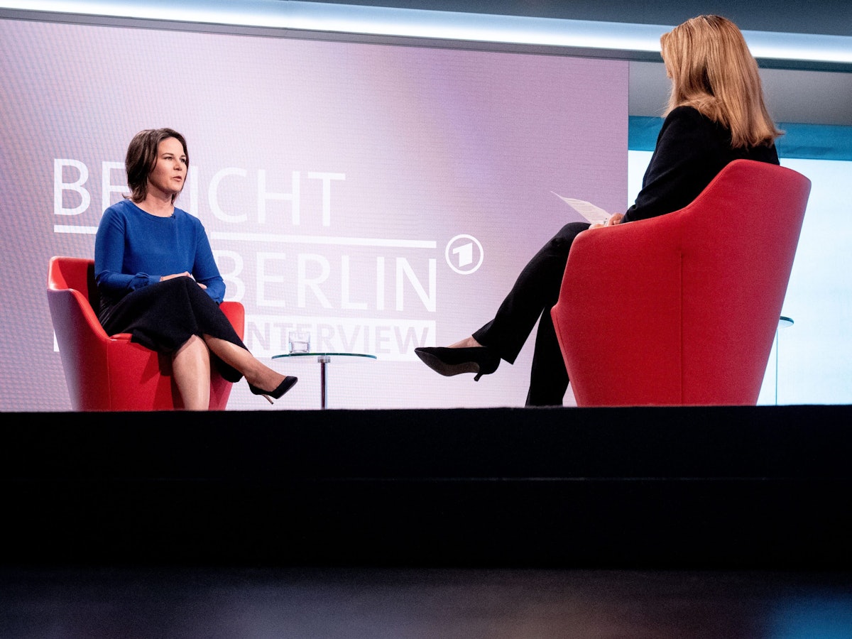 Annalena Baerbock (l.), Kanzlerkandidatin und Bundesvorsitzende von Bündnis 90/Die Grünen, stellt sich für das ARD-Sommerinterview den Fragen von Tina Hassel, Leiterin des ARD-Hauptstadtstudios. Die letzte Frage sorgte bei vielen Zuschauer für großen Ärger.