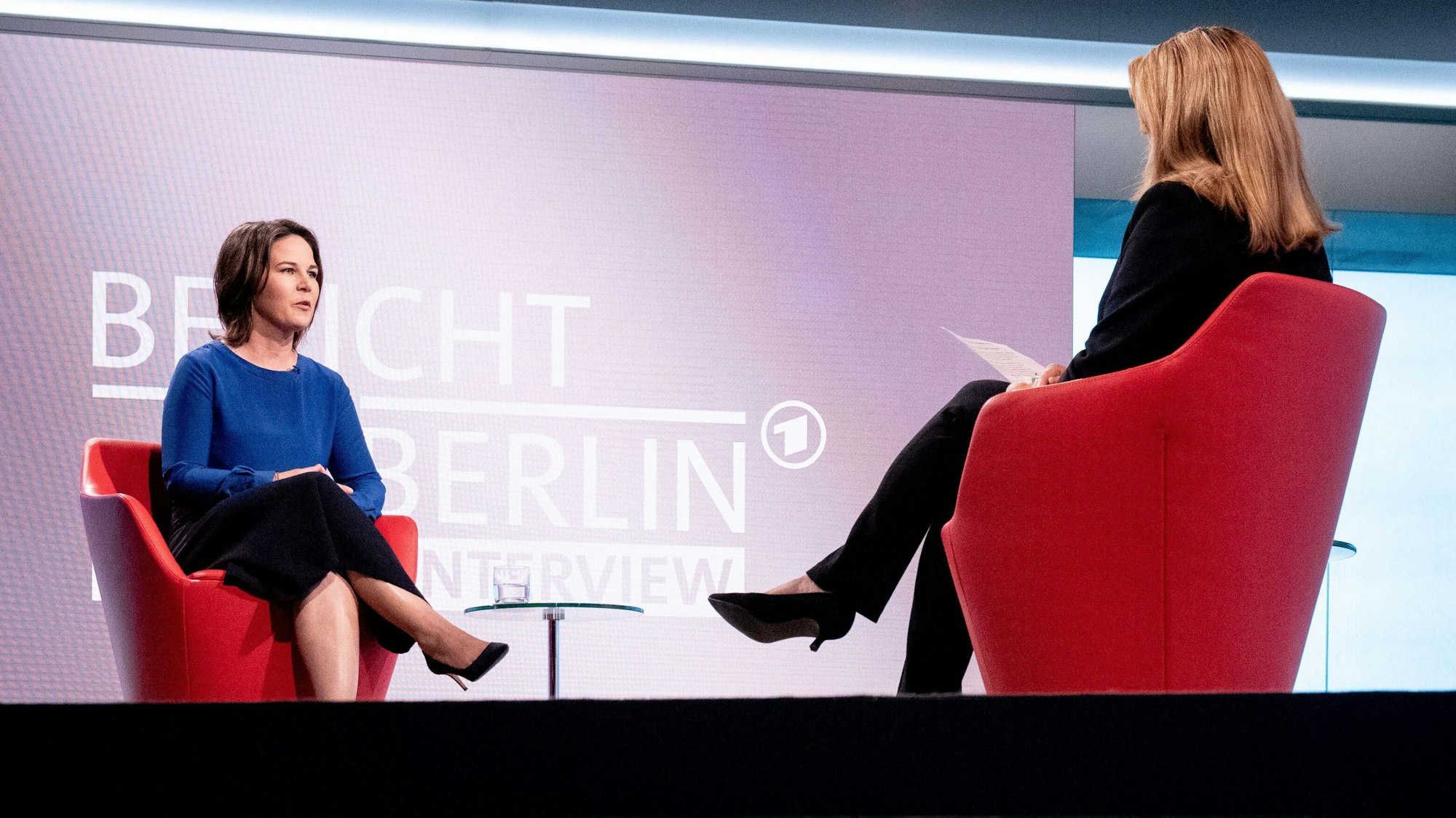Annalena Baerbock (l.), Kanzlerkandidatin und Bundesvorsitzende von Bündnis 90/Die Grünen, stellt sich für das ARD-Sommerinterview den Fragen von Tina Hassel, Leiterin des ARD-Hauptstadtstudios. Die letzte Frage sorgte bei vielen Zuschauer für großen Ärger.