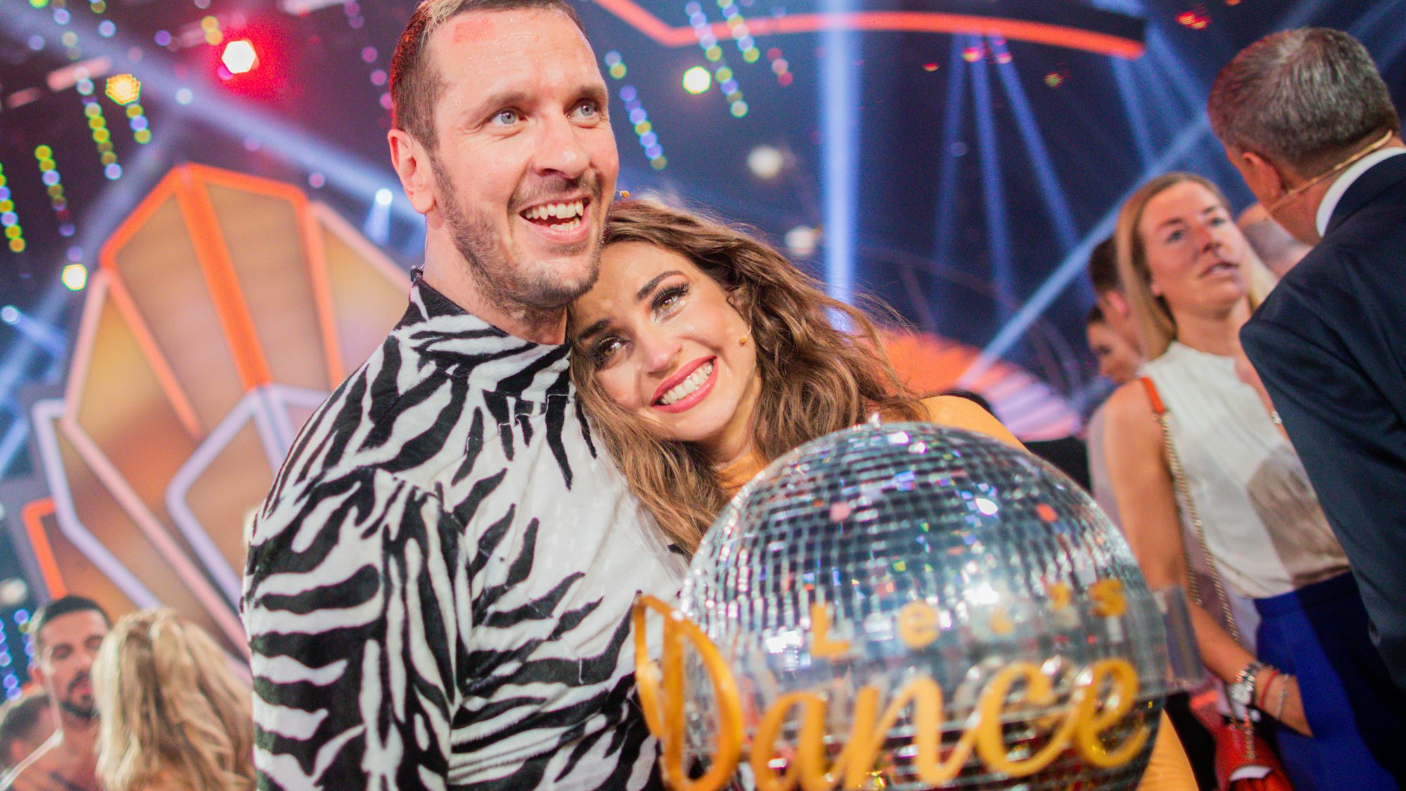 Pascal Hens, ehemaliger Handballer, und Ekaterina Leonova, Profitänzerin, freuen sich 2019 in der RTL-Tanzshow „Let's Dance“ im Coloneum mit dem Pokal über den Sieg. Nun hat „Ekat“ Köln verlassen und einen neuen Job gefunden.