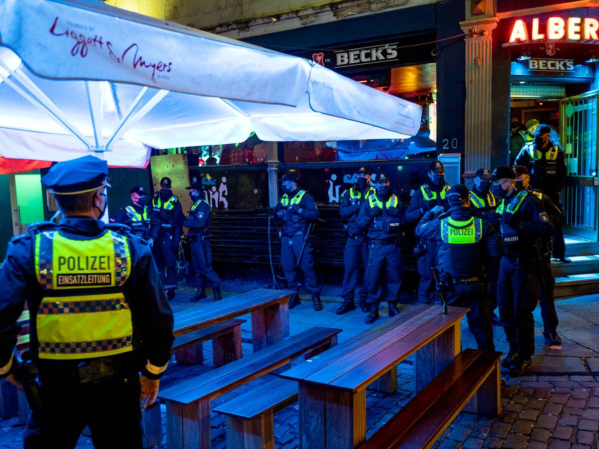Polizei kontrolliert Einhaltung der Corona-Regeln in einer Kiez-Kneipe (September 2020).