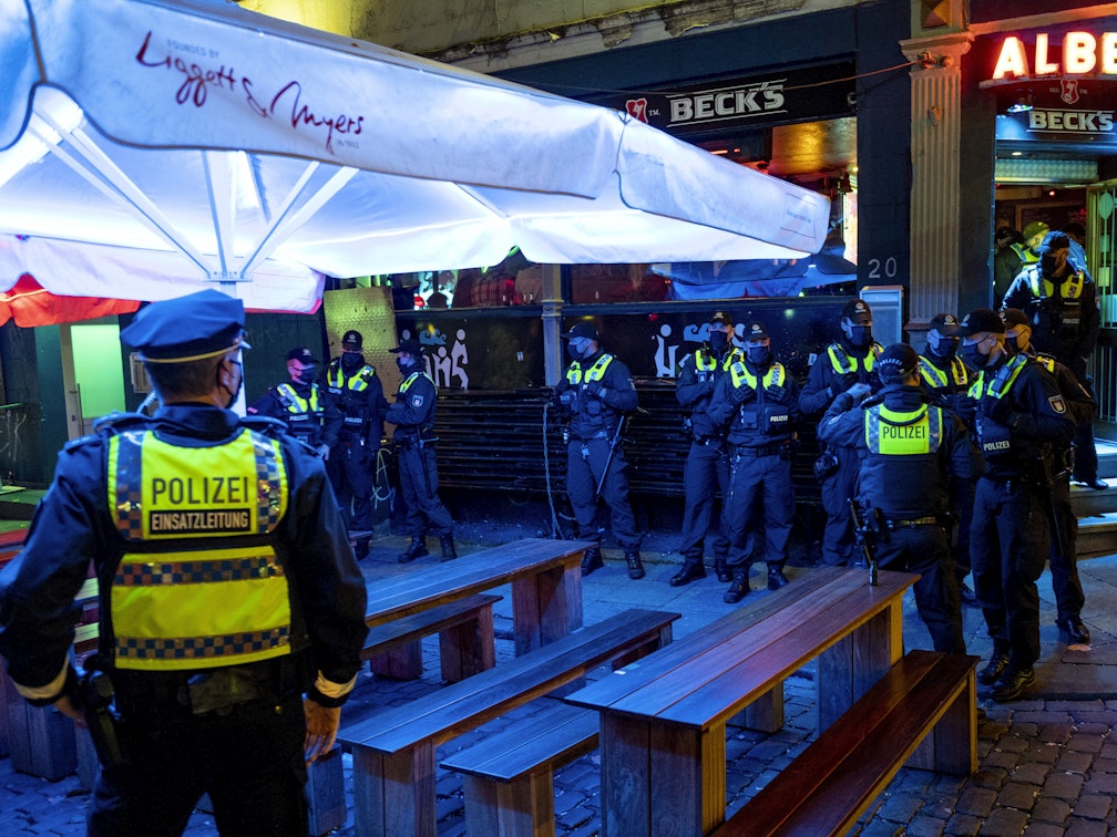 Polizei kontrolliert Einhaltung der Corona-Regeln in einer Kiez-Kneipe (September 2020).