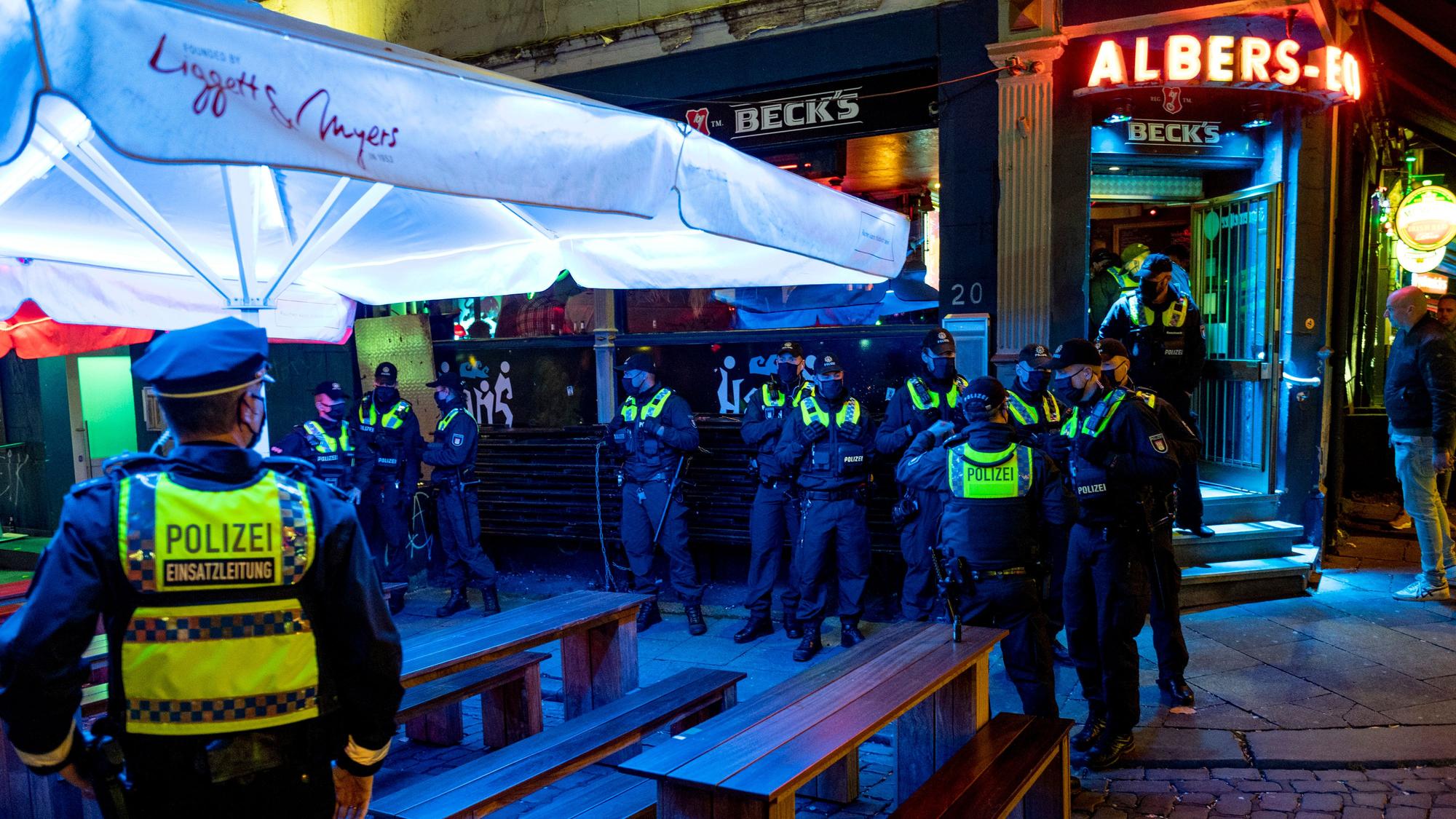 Polizei kontrolliert Einhaltung der Corona-Regeln in einer Kiez-Kneipe (September 2020).