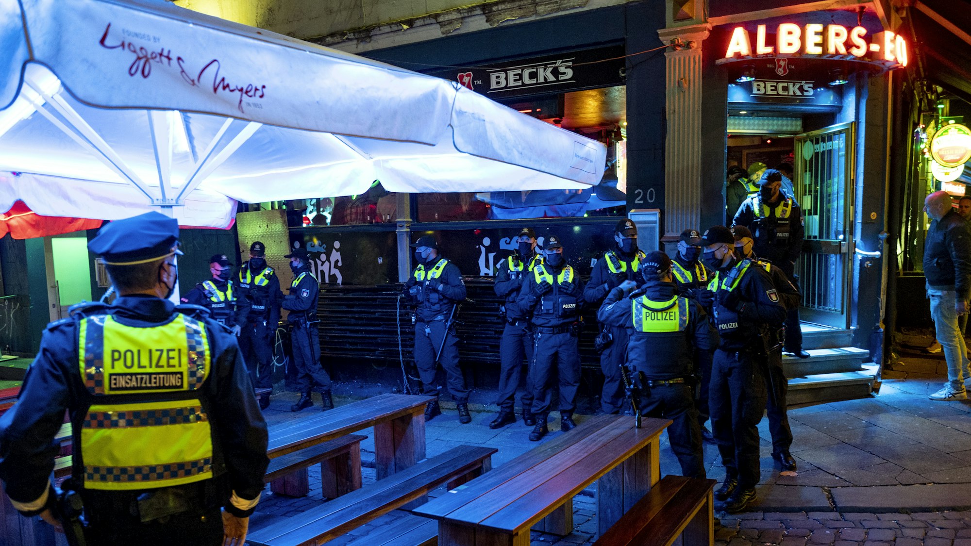 Polizei kontrolliert Einhaltung der Corona-Regeln in einer Kiez-Kneipe (September 2020).