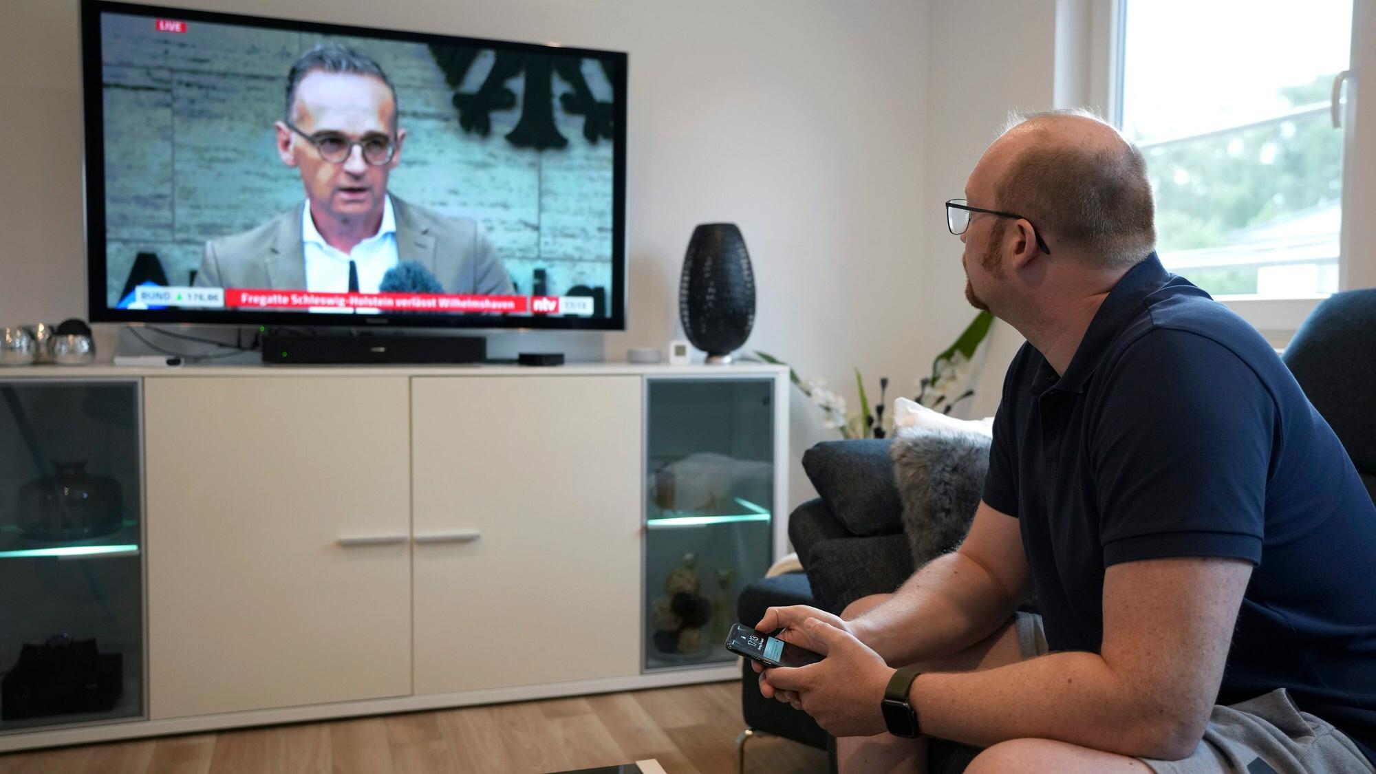 Außenminister Heiko Maas spricht im Fernsehen, während Marcus Grotian, Vorsitzender des Patenschaftsnetzwerks Afghanische Ortskräfte, ihm zuhört. Er äußerte schwere Vorwürfe gegen die Bundesregierung.