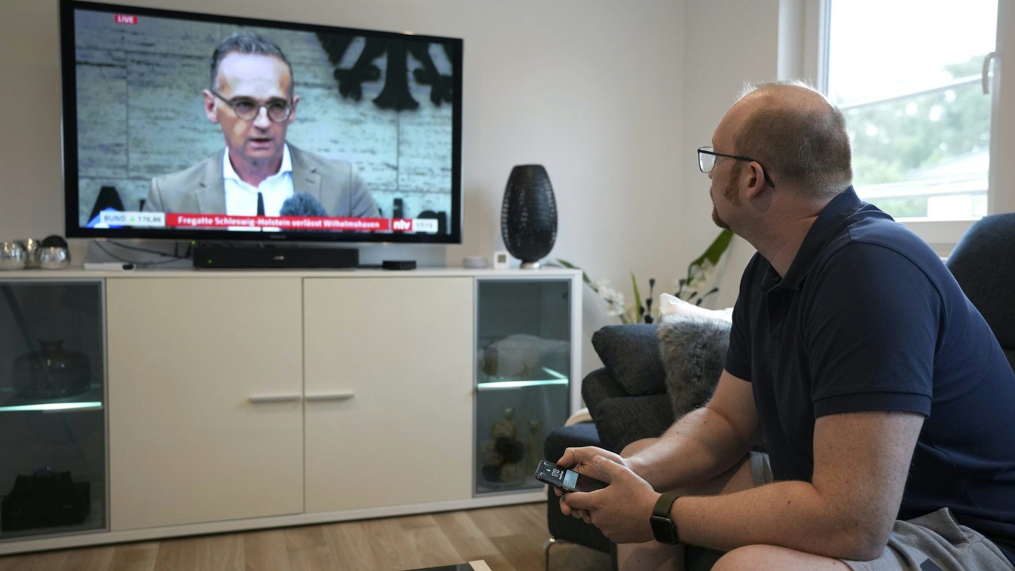 Außenminister Heiko Maas spricht im Fernsehen, während Marcus Grotian, Vorsitzender des Patenschaftsnetzwerks Afghanische Ortskräfte, ihm zuhört. Er äußerte schwere Vorwürfe gegen die Bundesregierung.