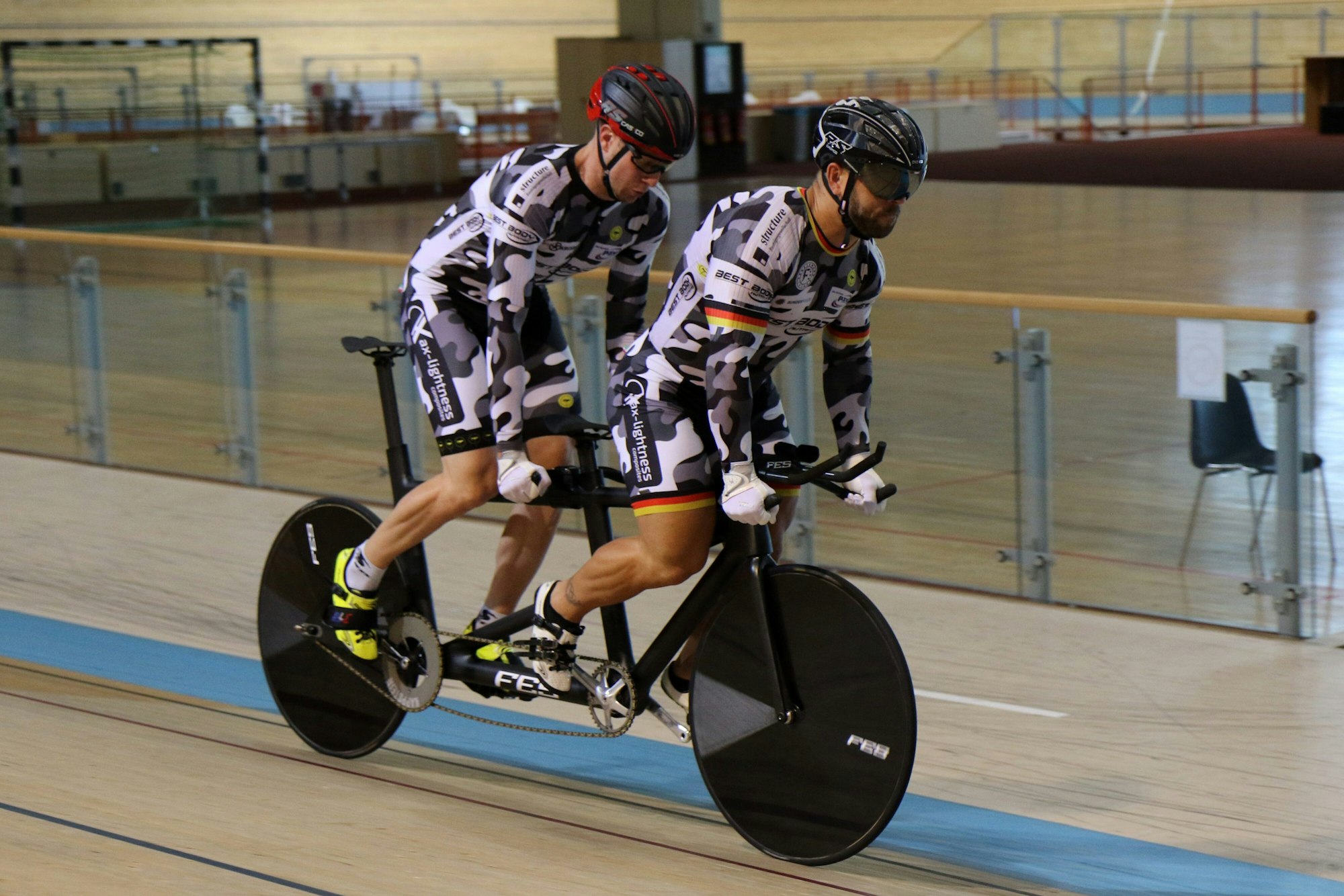 Die undatierte, von der FES im August 2021 herausgegebene Aufnahme zeigt Robert Förstemann (r) und seinen Tandem-Partner Kai Kruse beim Training.