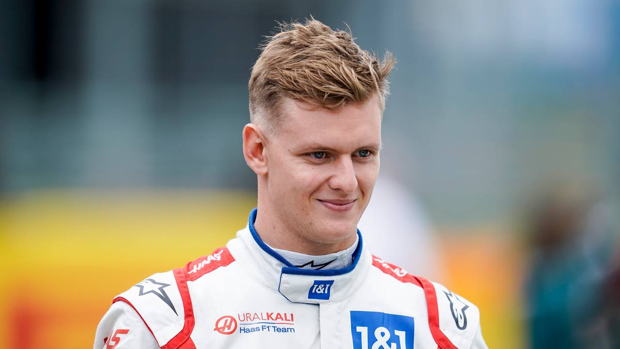 Mick Schumacher aus Deutschland vom Team Haas nimmt an der Präsentation des Formel-1-Autos 2022 teil.