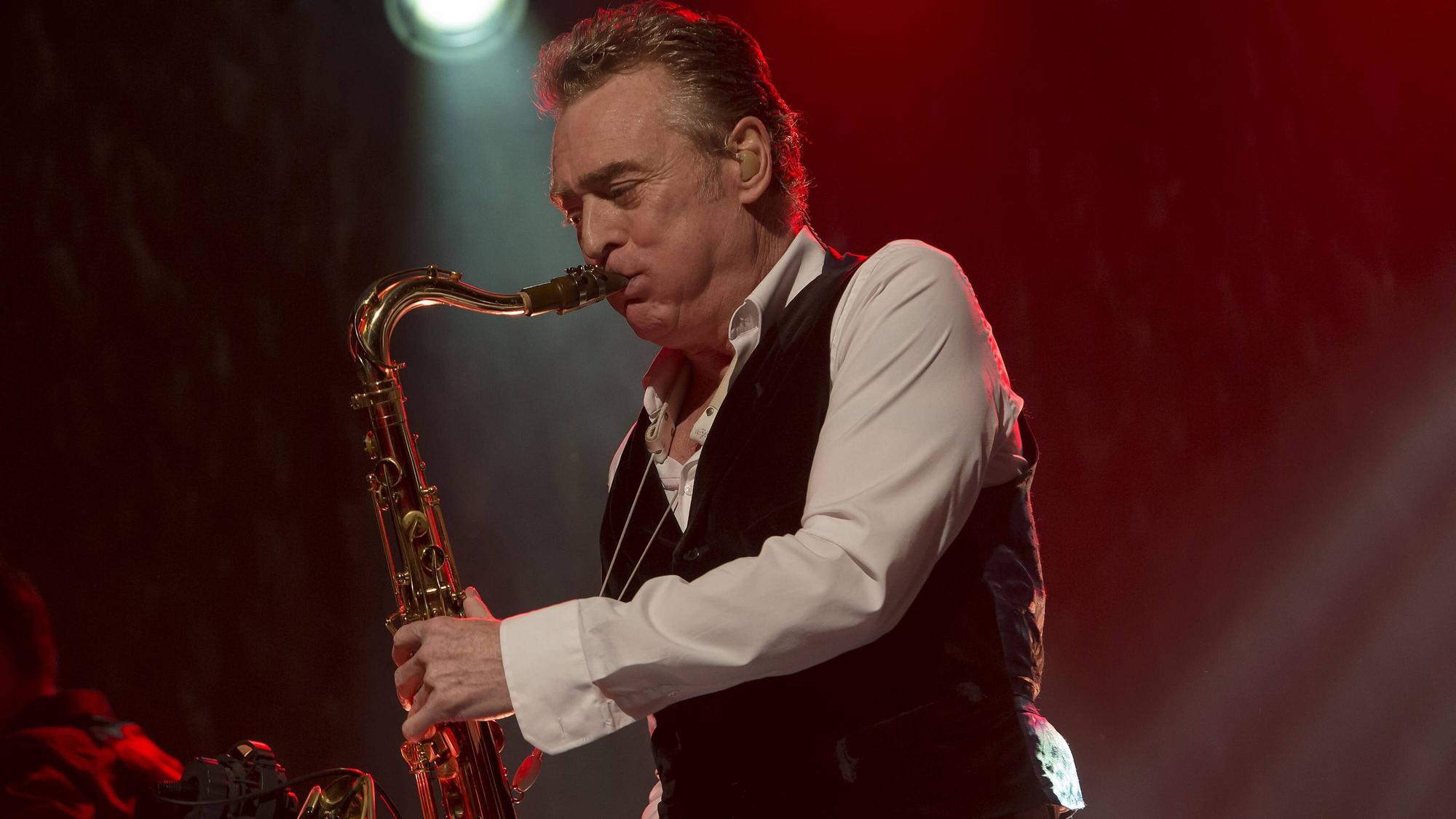 Die britische Reggae Band UB40 mit Saxofonist Brian Travers in Leipzig.