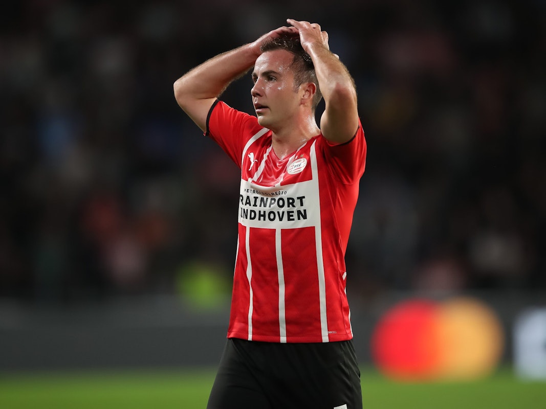 Mario Götze von der PSV Eindhoven schlägt die Hände über dem Kopf zusammen