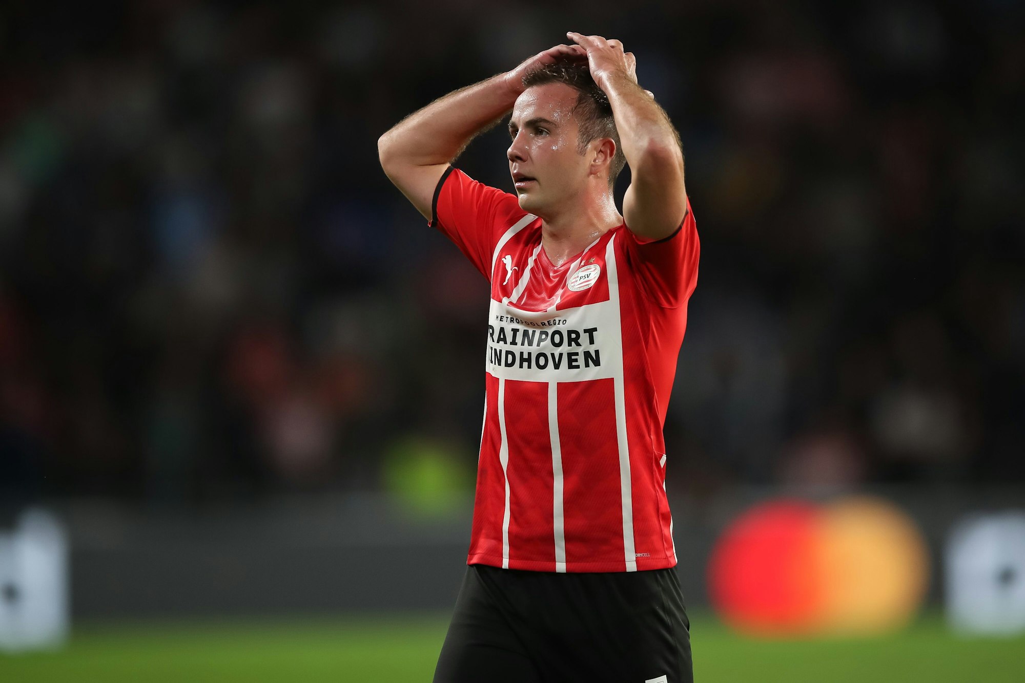 Mario Götze von der PSV Eindhoven schlägt die Hände über dem Kopf zusammen