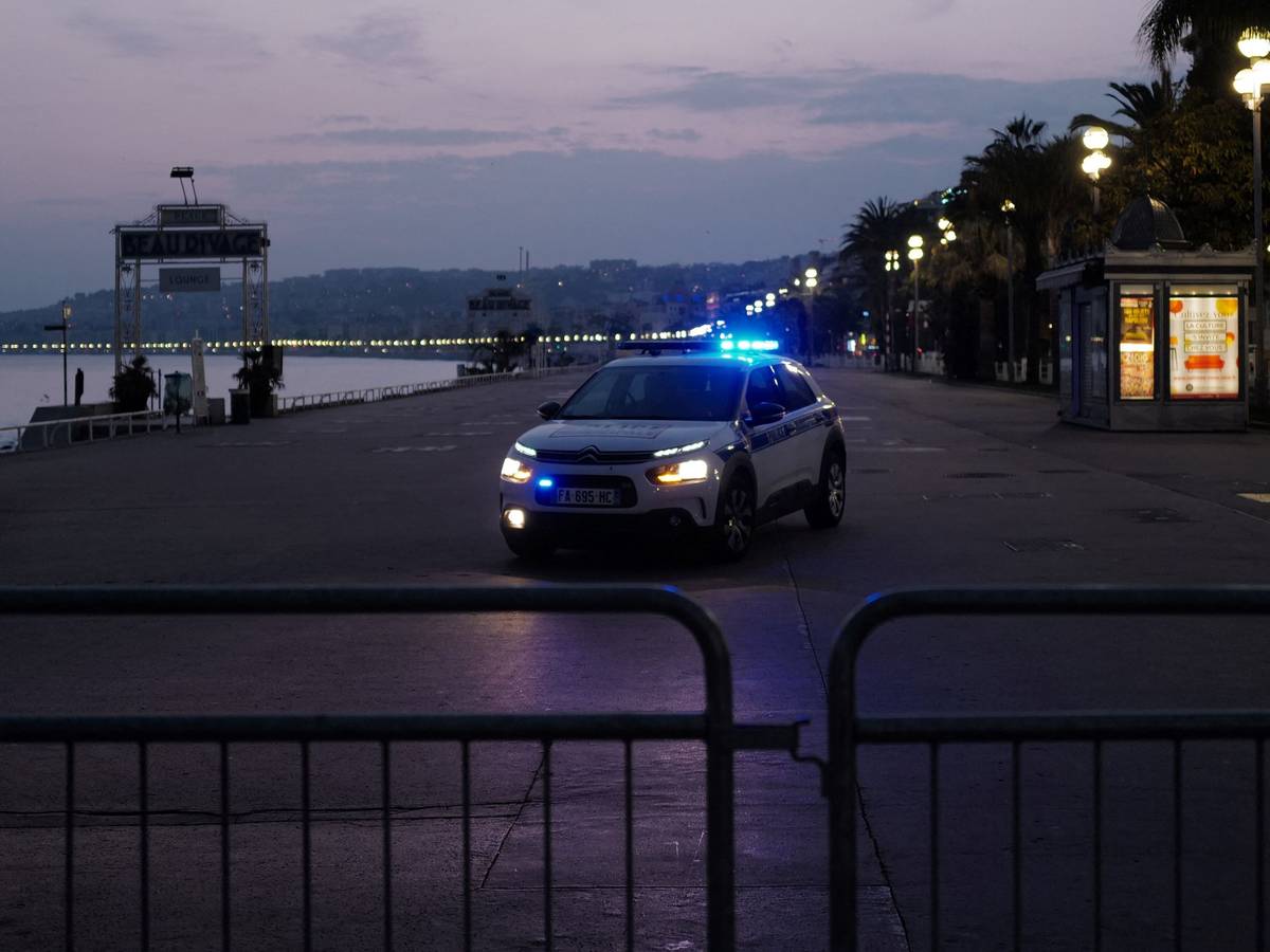 Die französische Polizei (unser Symbolbild zeigt französische Polizisten in Nizza) machte bei Le Mans in einem Schuppen einen schockierenden Fund: Nachdem ein Mann nach dem Tod einer Frau eine Babyleiche fand, entdeckten die Beamten zwei weitere tote Säuglinge.