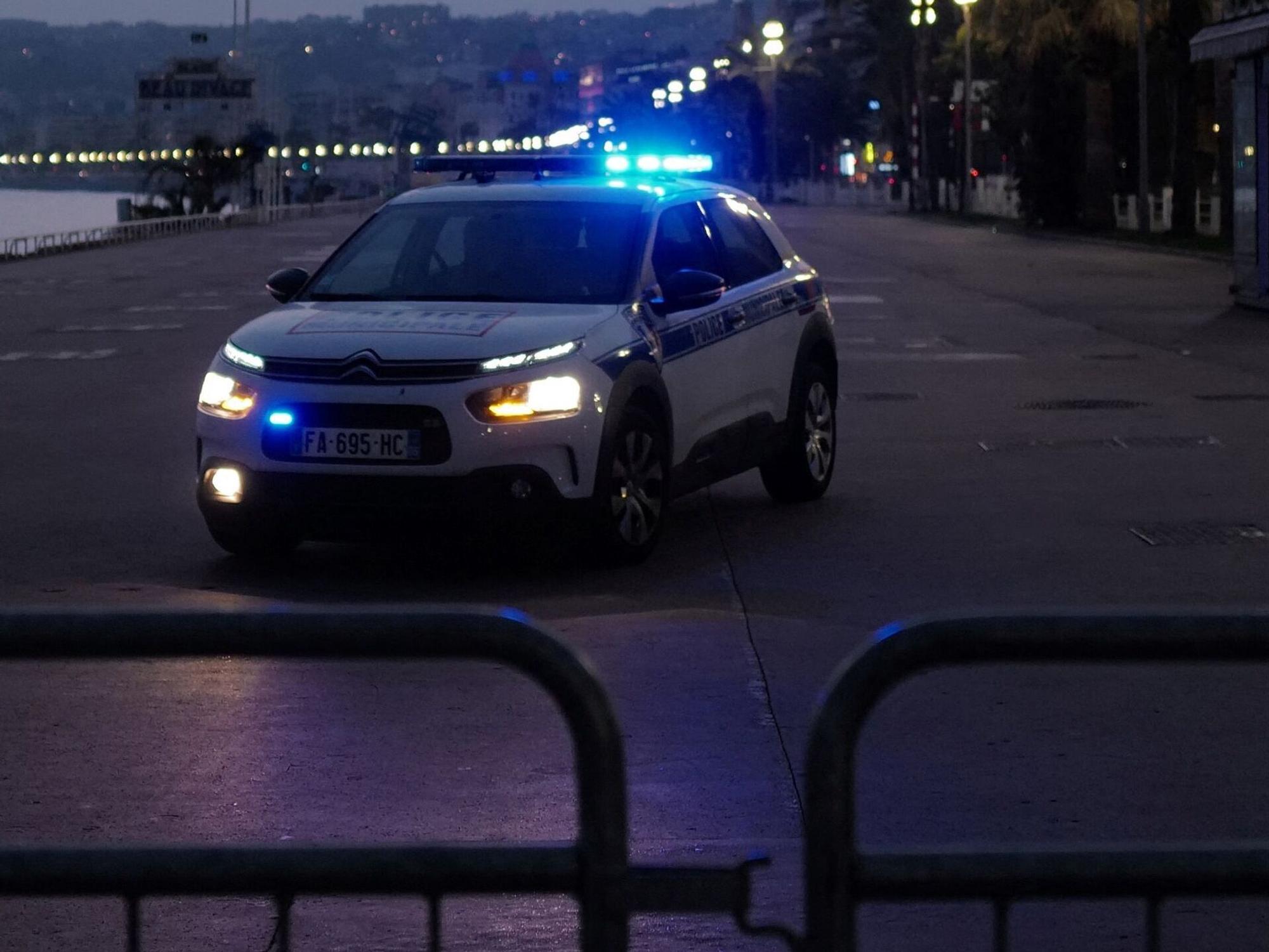 Die französische Polizei (unser Symbolbild zeigt französische Polizisten in Nizza) machte bei Le Mans in einem Schuppen einen schockierenden Fund: Nachdem ein Mann nach dem Tod einer Frau eine Babyleiche fand, entdeckten die Beamten zwei weitere tote Säuglinge.