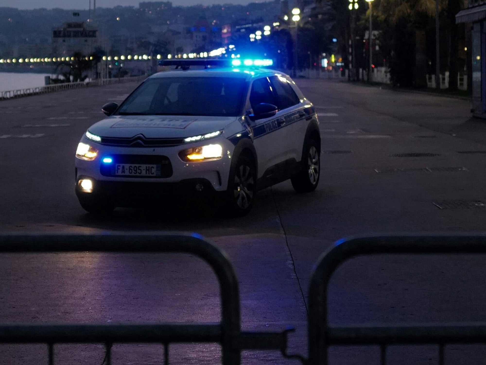 Die französische Polizei (unser Symbolbild zeigt französische Polizisten in Nizza) machte bei Le Mans in einem Schuppen einen schockierenden Fund: Nachdem ein Mann nach dem Tod einer Frau eine Babyleiche fand, entdeckten die Beamten zwei weitere tote Säuglinge.