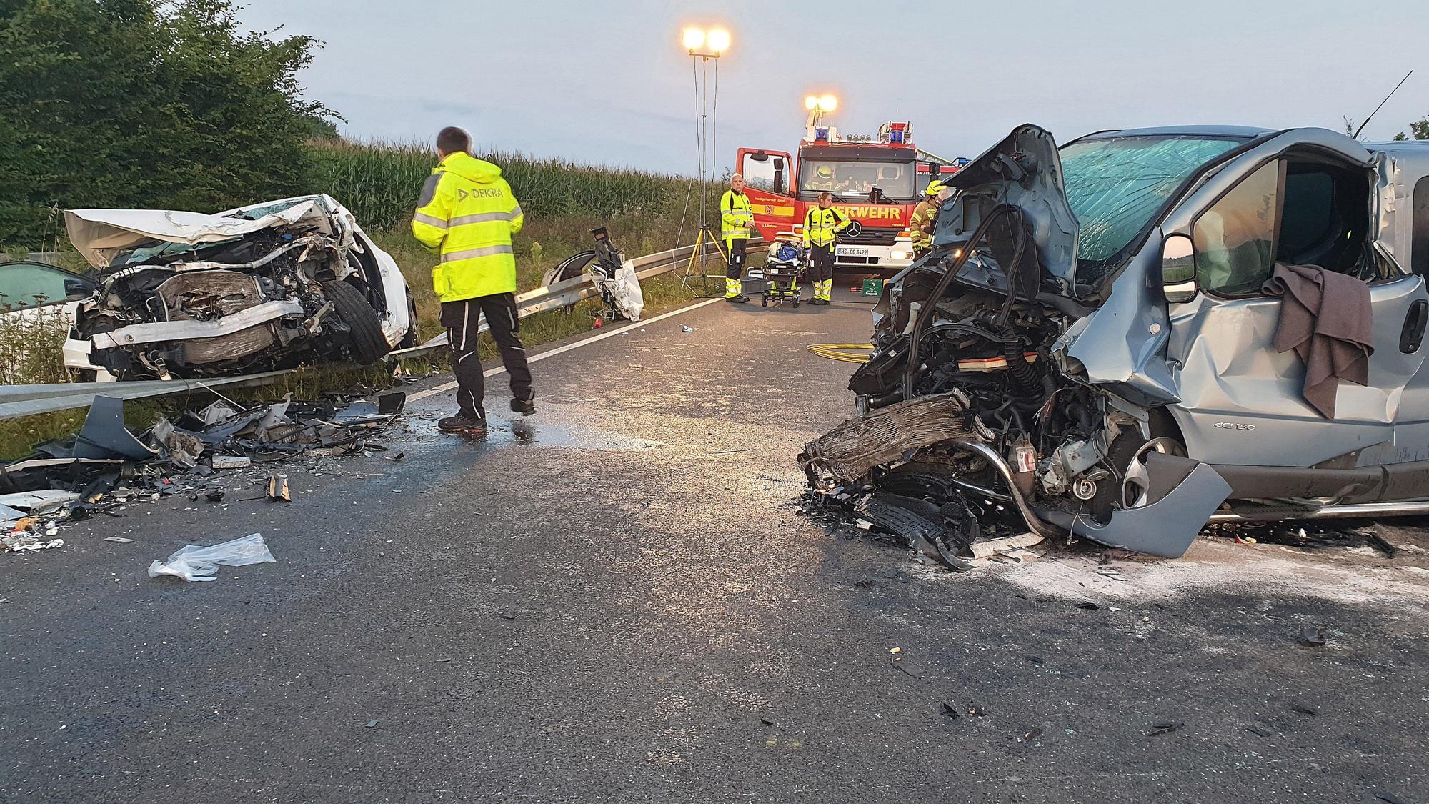 Bei dem schweren Unfall auf der B56 in Heinsberg sind zwei Menschen ums Leben gekommen.