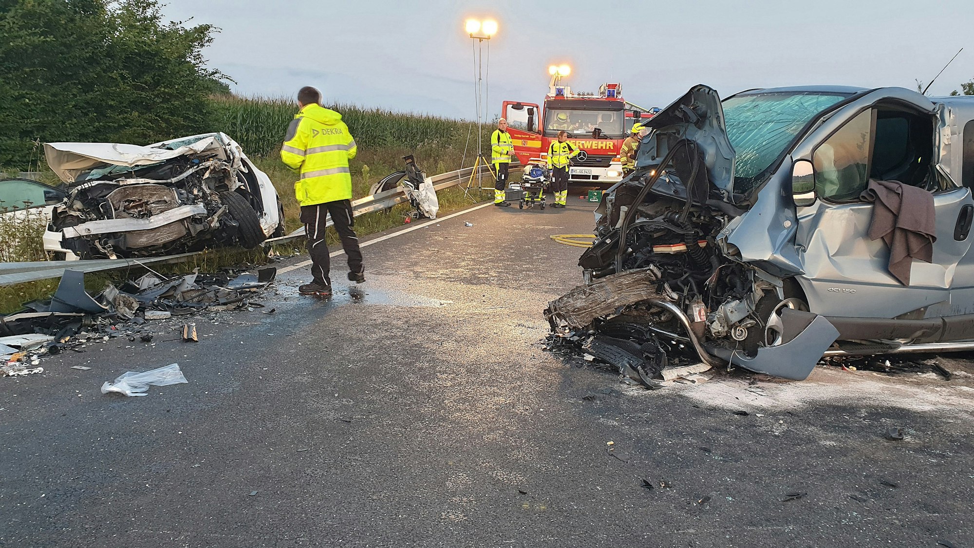 Bei dem schweren Unfall auf der B56 in Heinsberg sind zwei Menschen ums Leben gekommen.