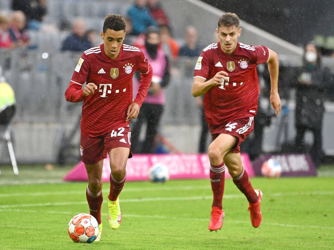 Jamal Musiala und Josip Stanisic greifen an.