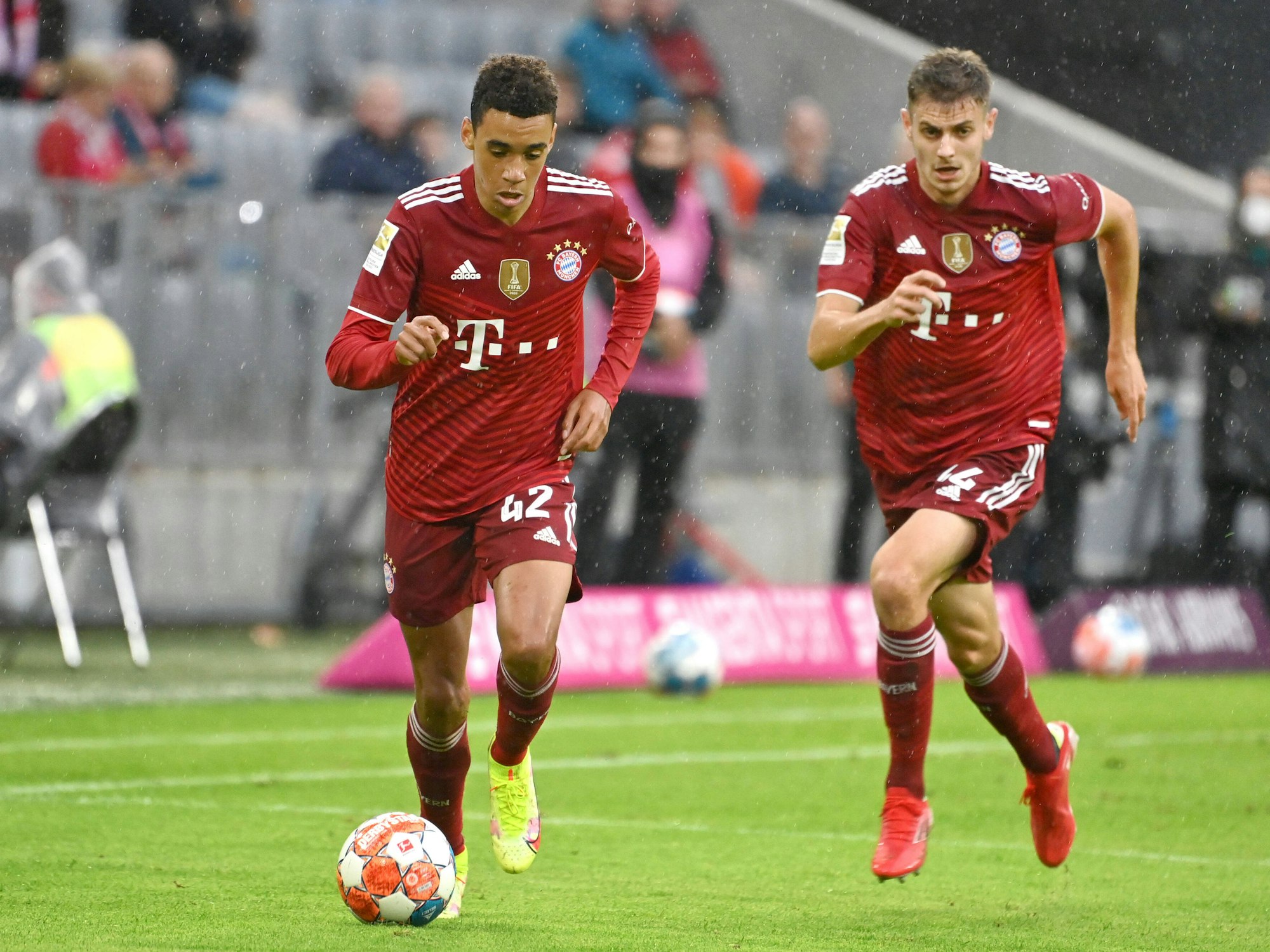 Jamal Musiala und Josip Stanisic greifen an.