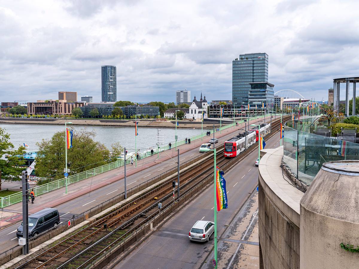 Die Deutzer Brücke in Köln, geschmückt mit Regenbogen-Fahnen. Foto von Alexander Roll, honorarfrei
