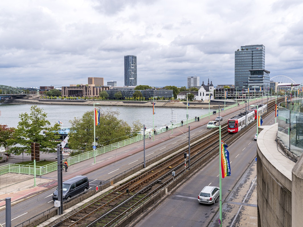 Die Deutzer Brücke in Köln, geschmückt mit Regenbogen-Fahnen. Foto von Alexander Roll, honorarfrei