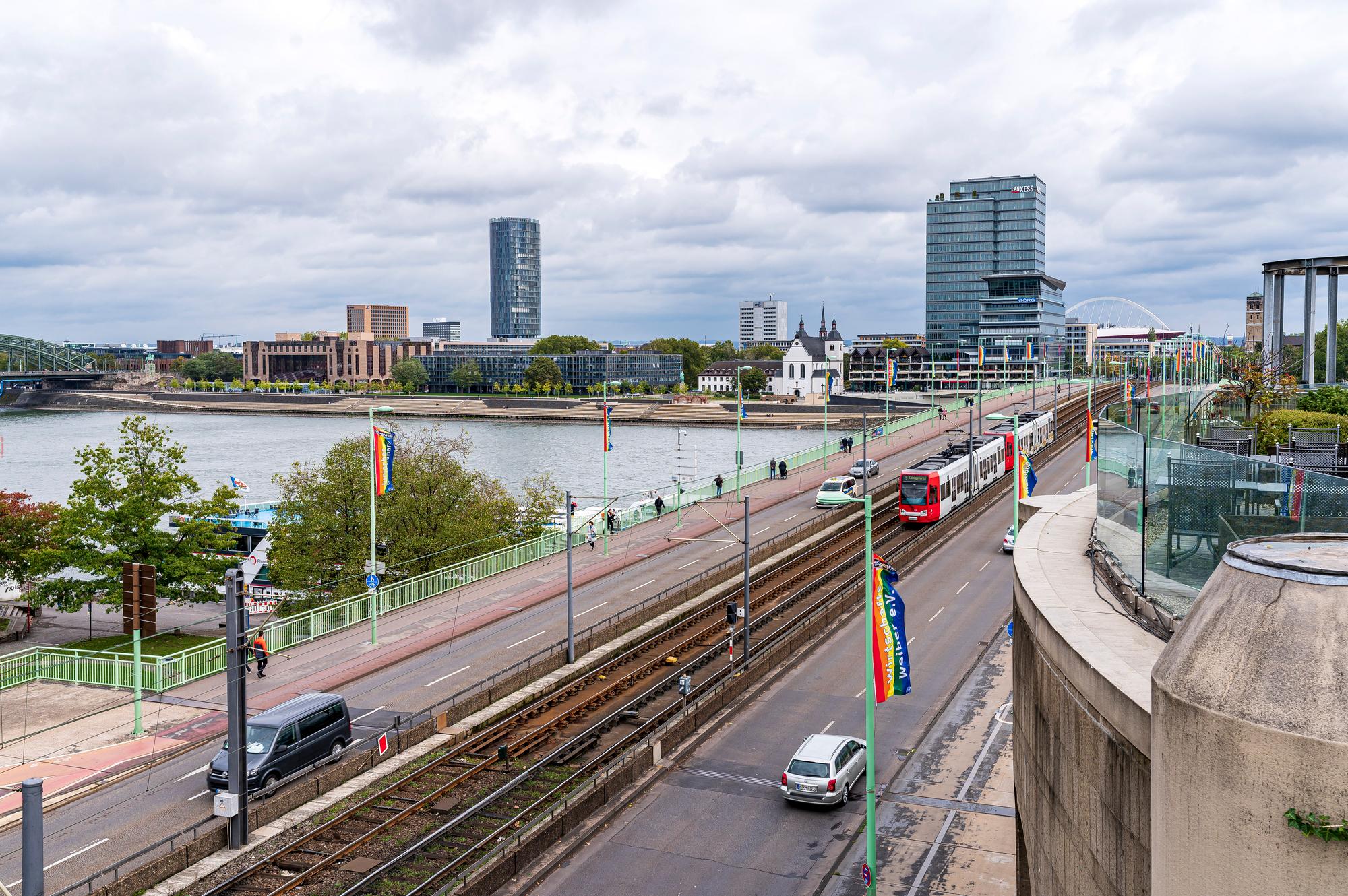 Die Deutzer Brücke in Köln, geschmückt mit Regenbogen-Fahnen. Foto von Alexander Roll, honorarfrei