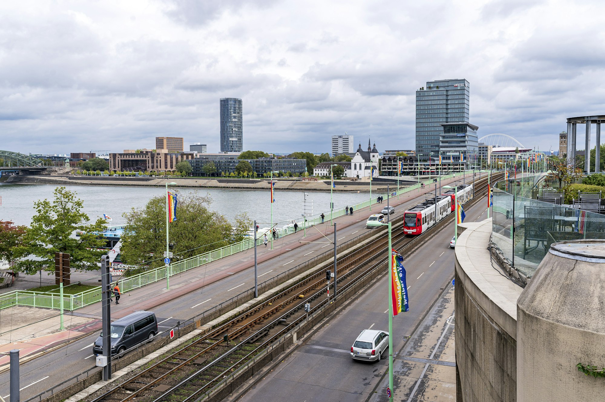 Die Deutzer Brücke in Köln, geschmückt mit Regenbogen-Fahnen. Foto von Alexander Roll, honorarfrei